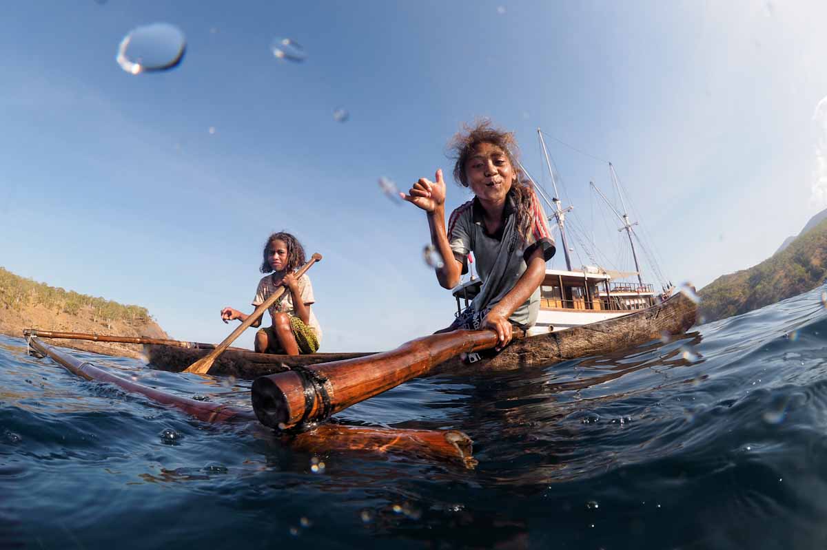 Alor young girls
in their canoes