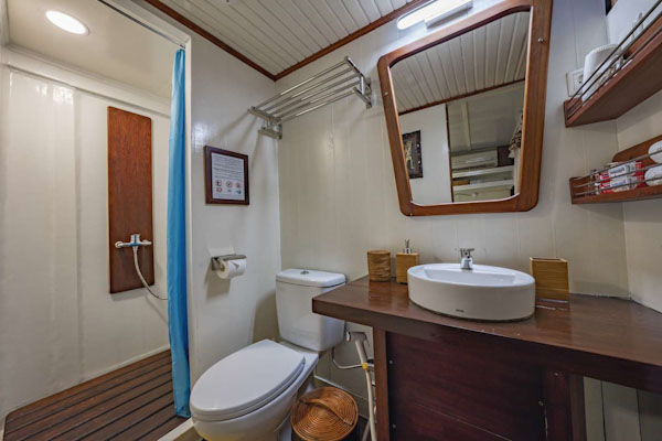 Ambai's bathroom en-suite