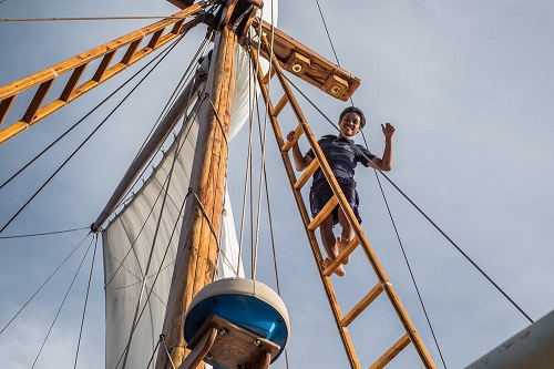 Carpe Diem's crew on top mast