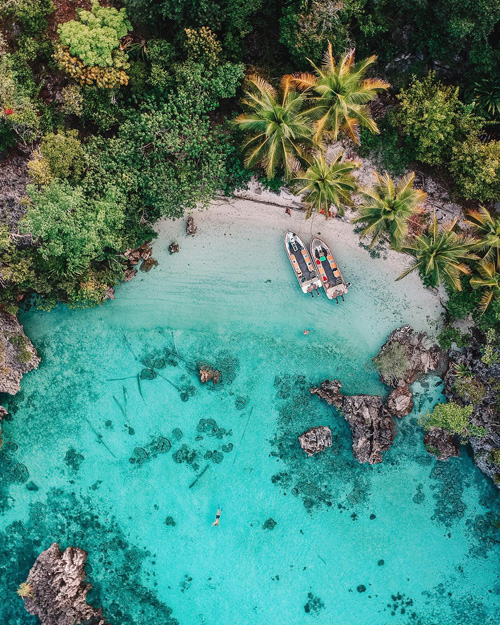 Liveaboard diving and snorkeling