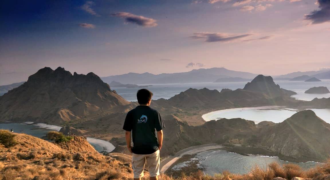 Aurora liveaboard's crewman in Komodo