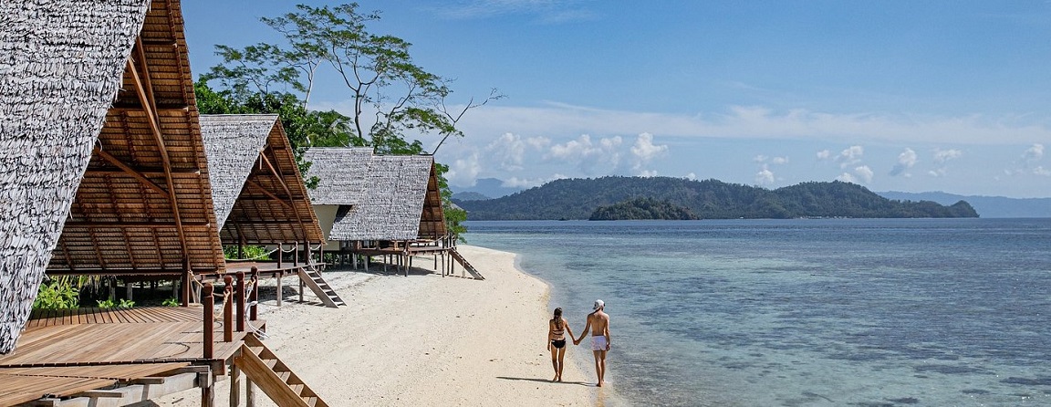 Nature lovers walking on the beach of Kusu Island Resort