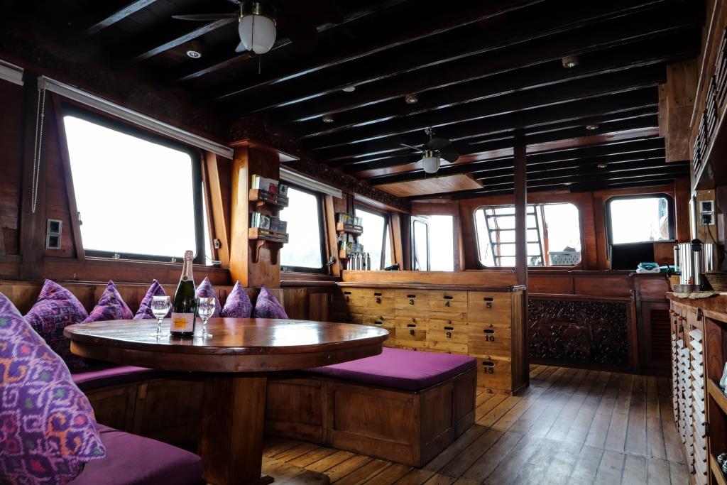 Ilike Liveaboard's lounge