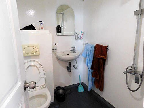 Maluku Explorer's bathroom master cabin