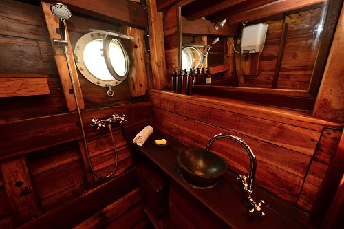 Nataraja's en-suite bathroom