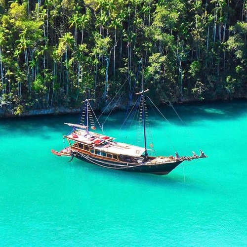 Nataraja Yacht sailing in Raja Ampat