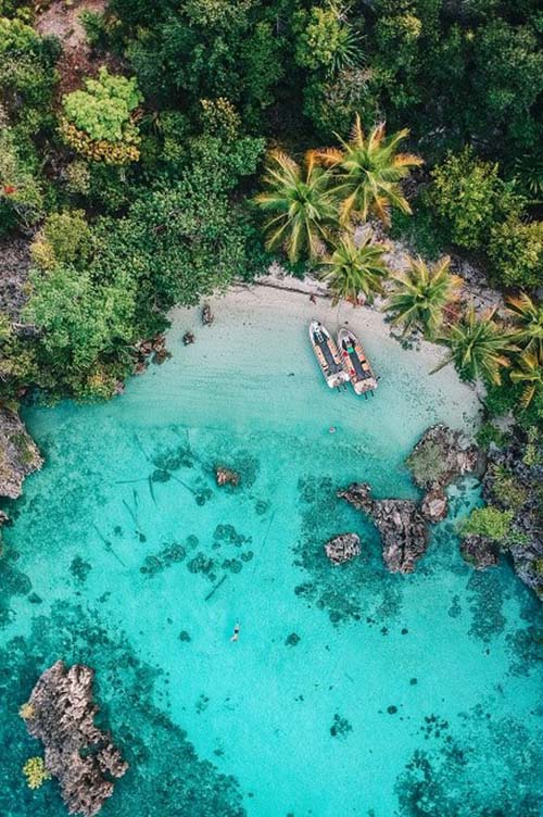 Liveaboard diving and snorkeling in Raja Ampat