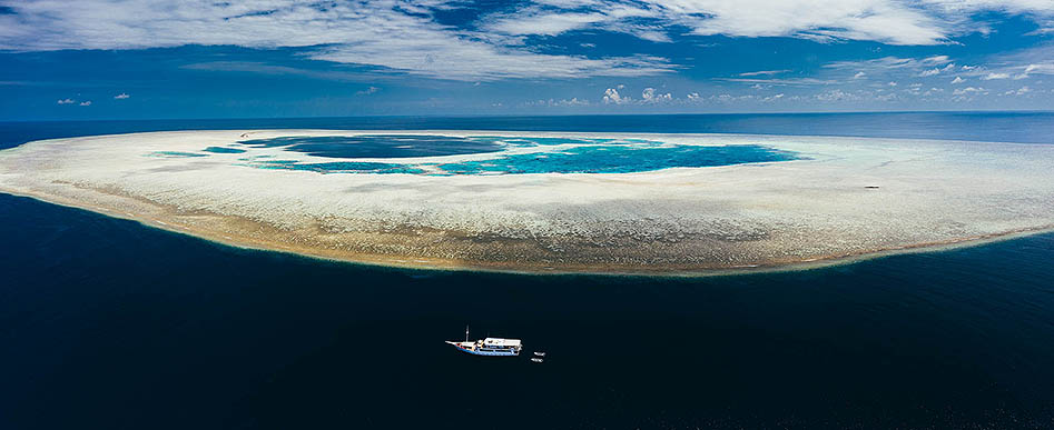 Oceanic Liveaboard exploring Banda Sea