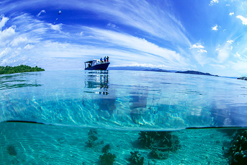 Sali Bay Resort's dive boat Cruising Indonesia