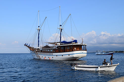 Samambaia's crew on speed boat