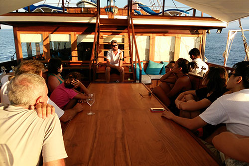 Samambaia's guests in main deck at briefing