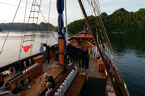 Samambaia's guests in main deck at sunset