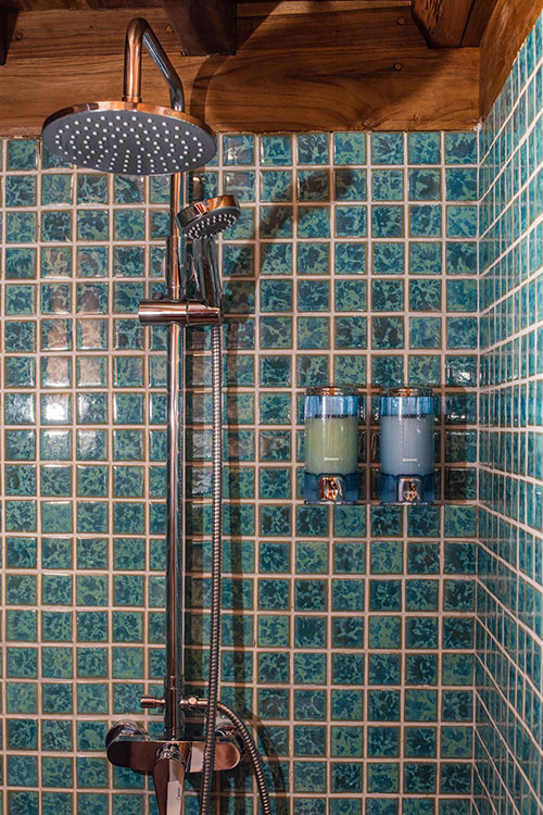 Samambaia's shower wall made on ceramic tiles