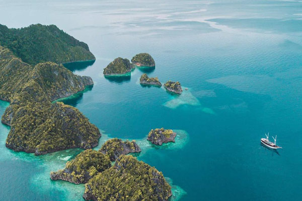 Dive cruises in Raja Ampat with Samambaia Liveaboard