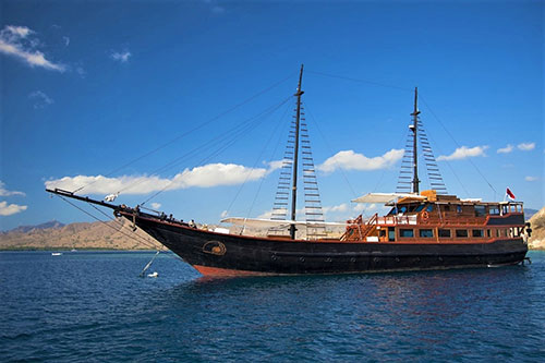 Samata Liveaboard Cruising Indonesia