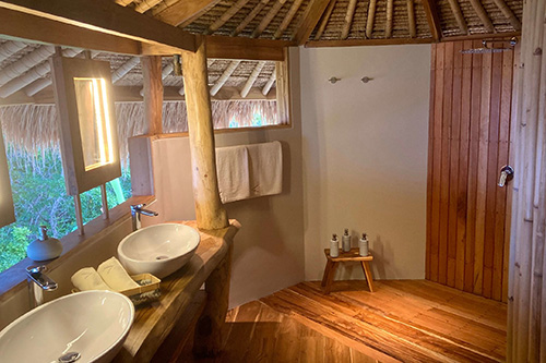 Cliff villa bathroom at Savu South Alor