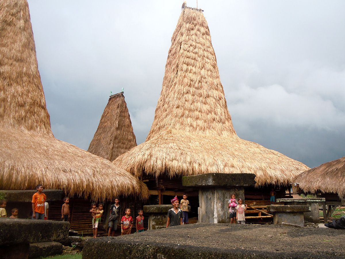 Ratenggaro kids and megalithic tombs