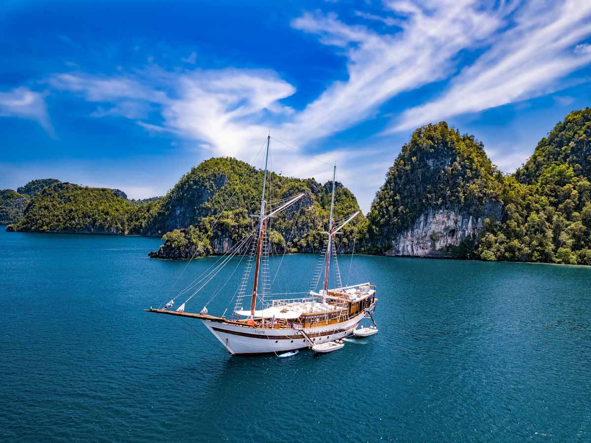 Dive cruises in Raja Ampat with Tiare Liveaboard