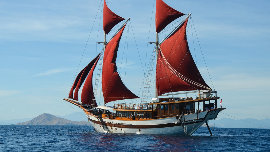 The luxury phinisi Tiare Cruise