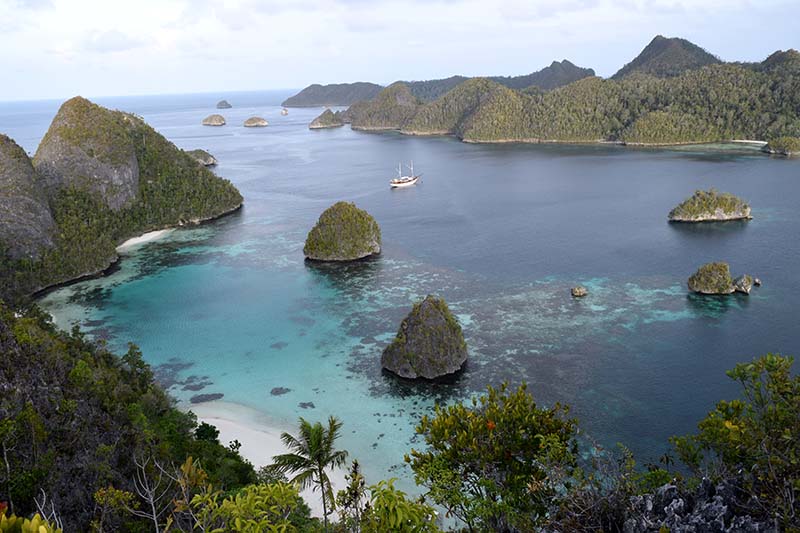 liveaboard sailing raja ampat islands